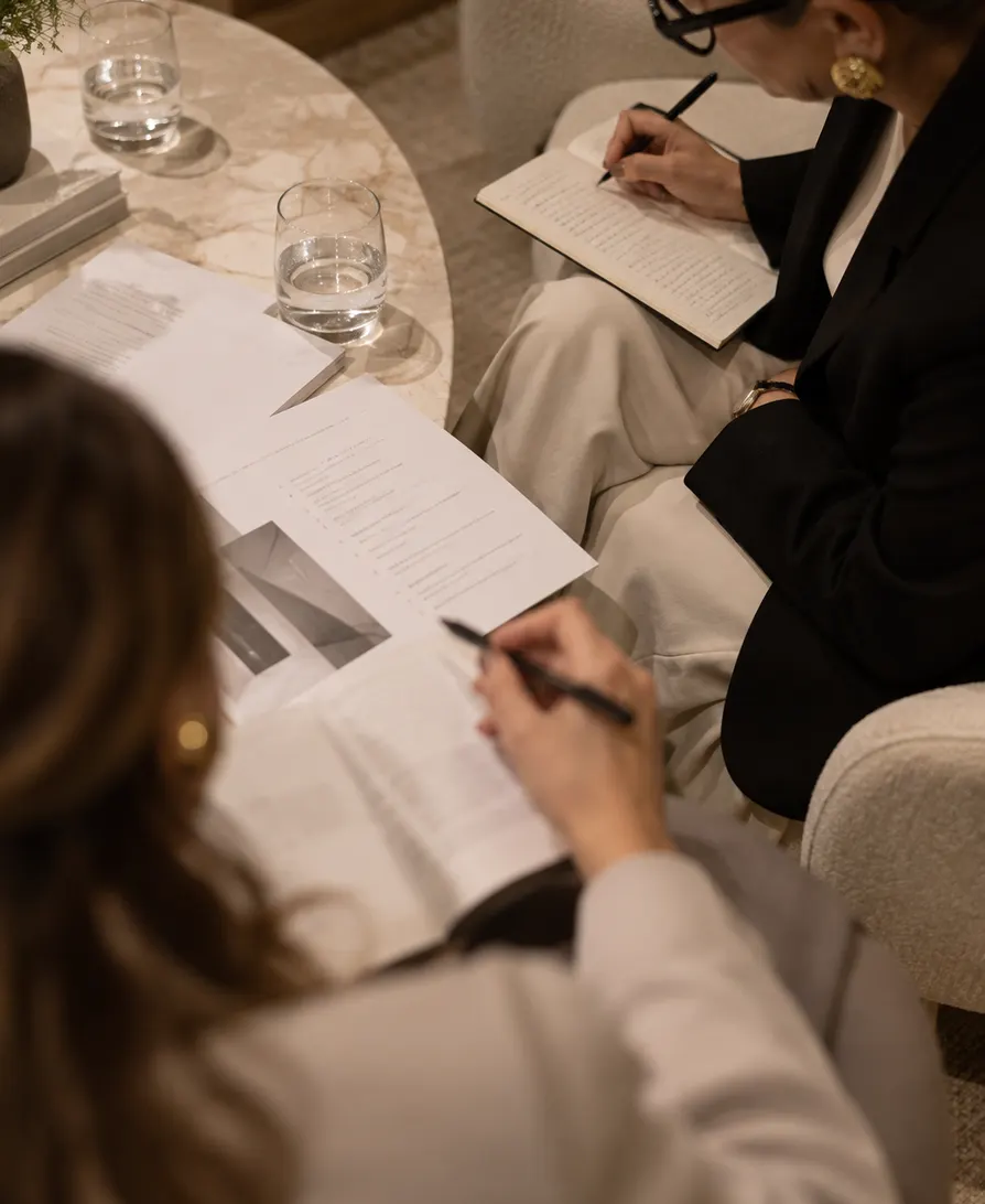 Reunión de trabajo con documentos y notas.