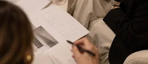 Reunión de trabajo con documentos sobre la mesa.